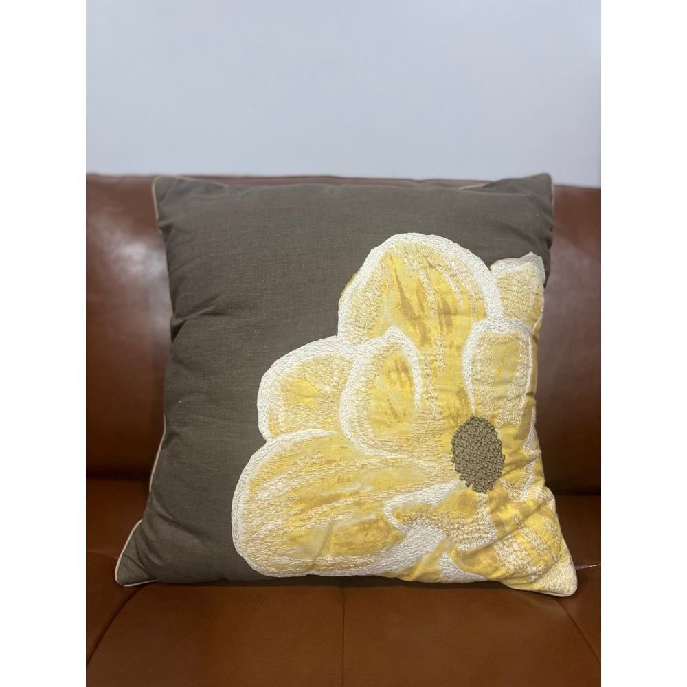 DECORATIVE FLOWER PILLOW 18x18‎